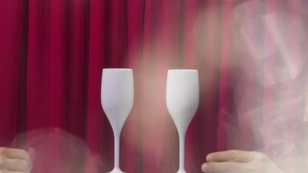 व्हाइट शॅम्पेन चष्मा आनंद बनवणे — स्टॉक व्हिडिओ