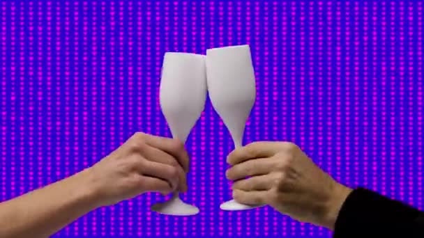 Білі келихи шампанського роблять підбадьорювання — стокове відео