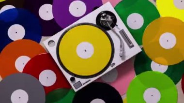 Farklı renkli plaklara sahip DJ turntable 'ları 