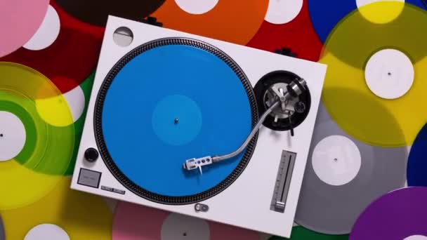 DJ skivspelare med olika färgade skivor — Stockvideo