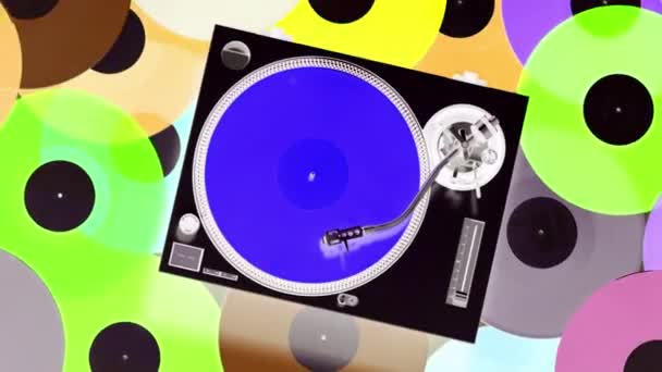 Giradischi DJ con dischi colorati diversi — Video Stock