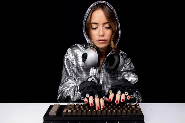 Frau mit silbernem Kostüm tippt auf Tastatur — Stockfoto