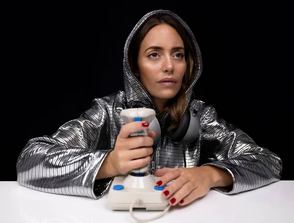 Vrouw met zilveren kostuum en computer joystick — Stockfoto