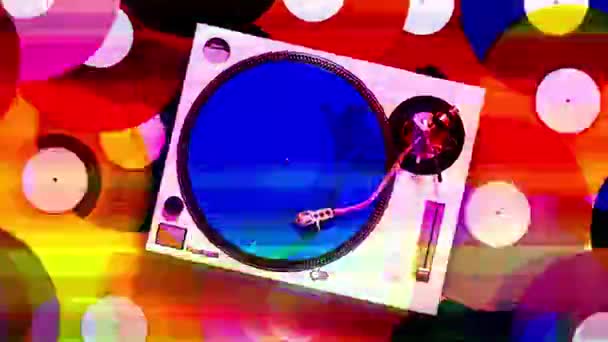 다양 한 색상의 레코드를 가진 DJ 턴테이블 — 비디오