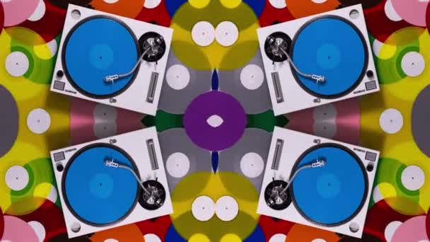 DJ поворотные столы с разными цветными пластинками — стоковое видео