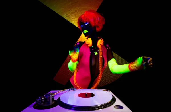 Djing feminino em traje UV brilhante — Fotografia de Stock