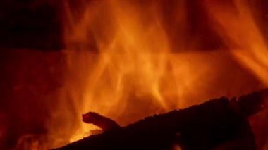 Kütük şöminede alevler