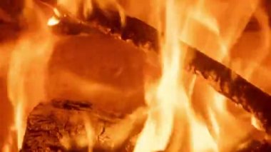 Kütük şöminede alevler