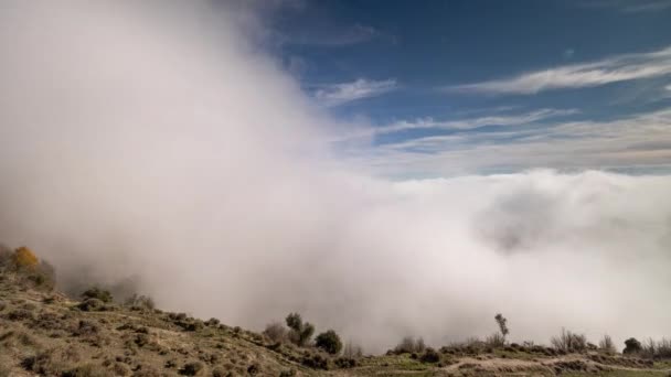 Montanhas Tavertet nas nuvens — Vídeo de Stock