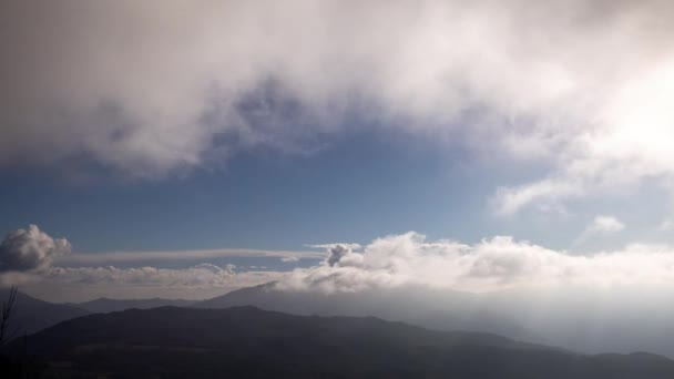 Tavertet berg i molnen — Stockvideo