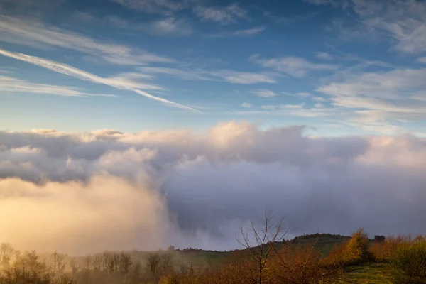 Nuvens na paisagem montanhosa na espanha — Fotografia de Stock