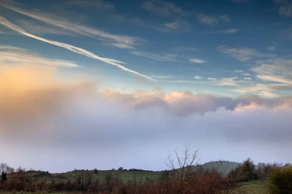 Nuvens na paisagem montanhosa na espanha — Fotografia de Stock