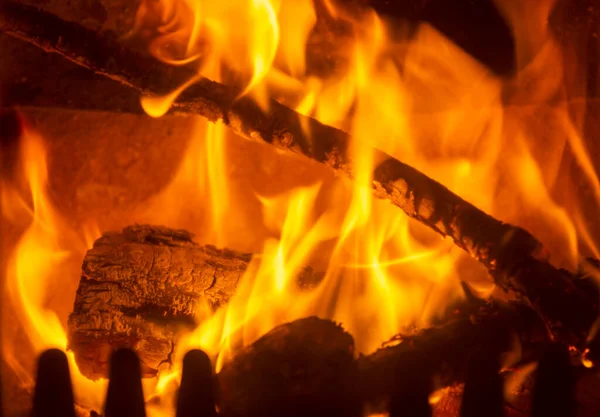 Flammes dans une cheminée à bois rond — Photo