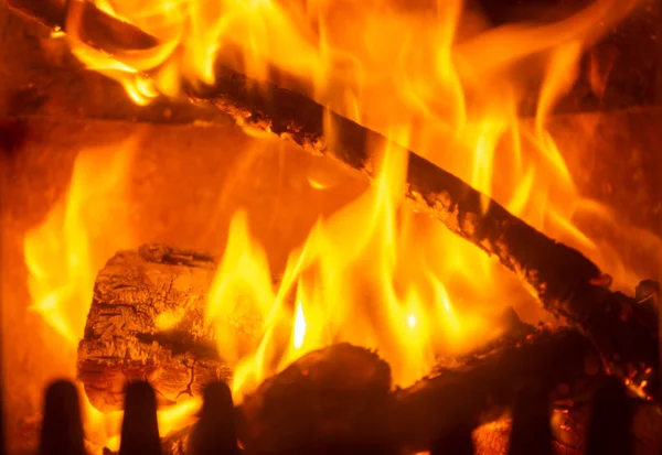 Llamas en una chimenea de leña —  Fotos de Stock