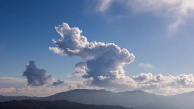 Zümrüt bulutlu Tavertet Dağları