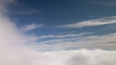 Bulutlar ve sis geçiyor 