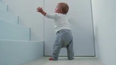 Bebeğim ayağa kalkmaya çalışıyor.