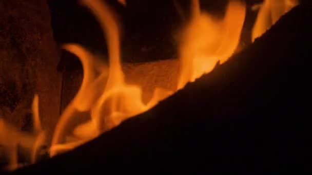 Пламя в дровяном камине — стоковое видео