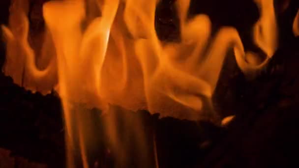 Flammes dans une cheminée à bois rond — Video
