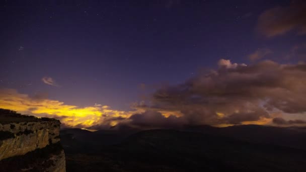Nuages de nuit orageux dans le paysage de montagne en Espagne — Video