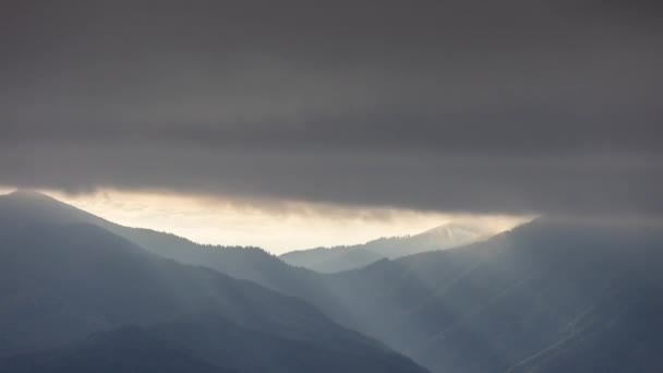 İspanya 'daki dağ manzarasında bulutlar ve güneş — Stok video