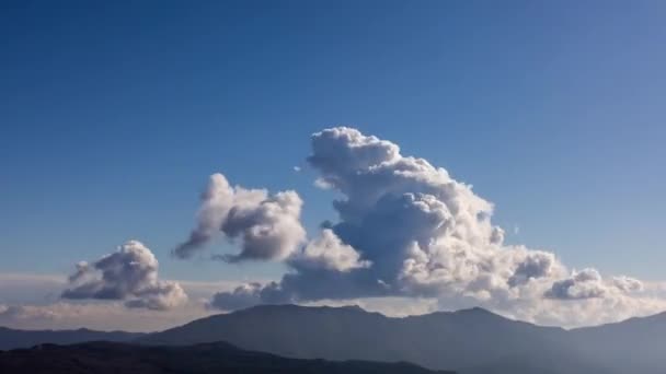 Zümrüt bulutlarıyla dolu Tavertet dağları — Stok video