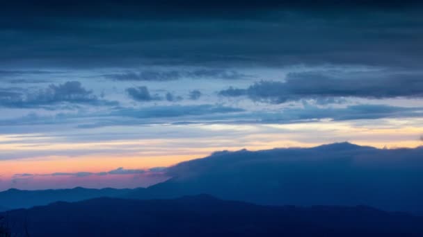 İspanya 'daki dağ manzarasında bulutlar ve güneş — Stok video
