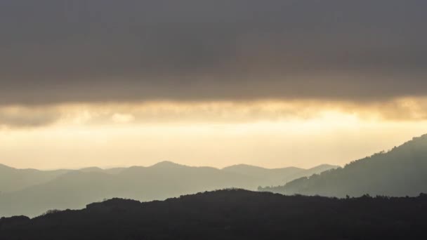 Moln och sol i bergslandskapet i Spanien — Stockvideo