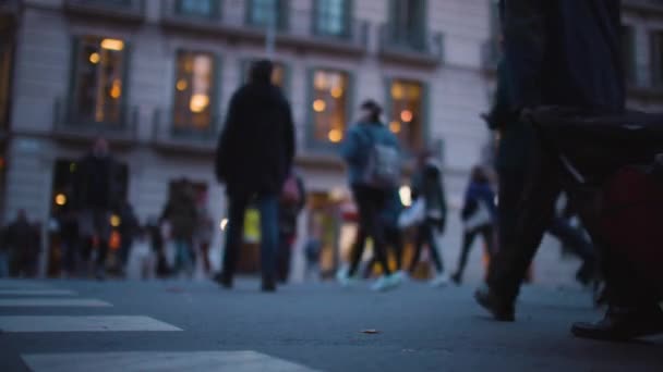 Feux brouillés et foules en ville — Video