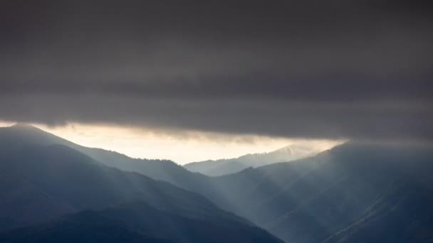 Moln och sol i bergslandskapet i Spanien — Stockvideo