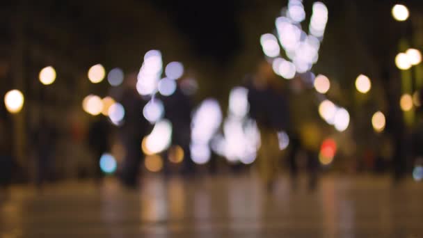 Şehirdeki bulanık ışıklar ve kalabalık — Stok video