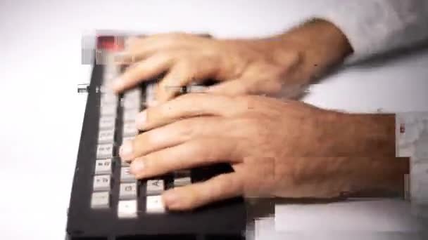 Руки на клавиатуре компьютера — стоковое видео