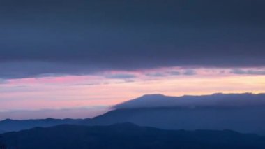 Tavertet Dağları İspanya 'da gün batımı zamanı