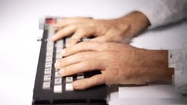 Tipik bilgisayar klavye üzerinde eller — Stok video