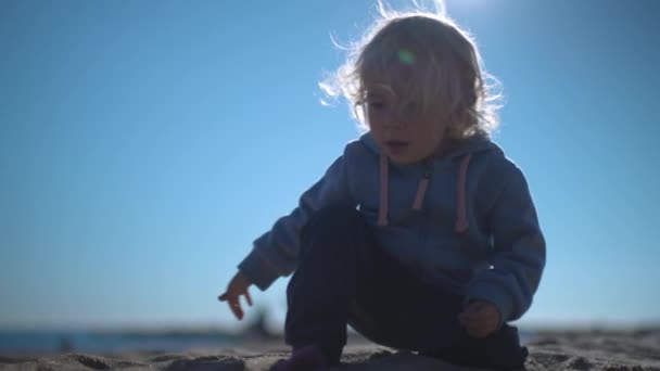 Menina de pé na praia — Vídeo de Stock