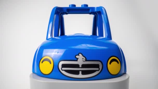 Barnleksaksblå bil — Stockvideo