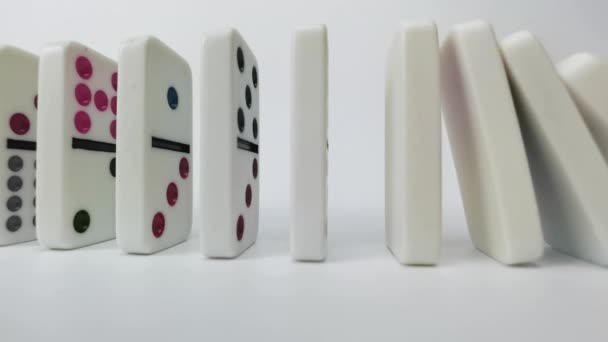 Dominoter faller över mot vita — Stockvideo
