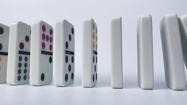 Domino padající proti bílé — Stock video