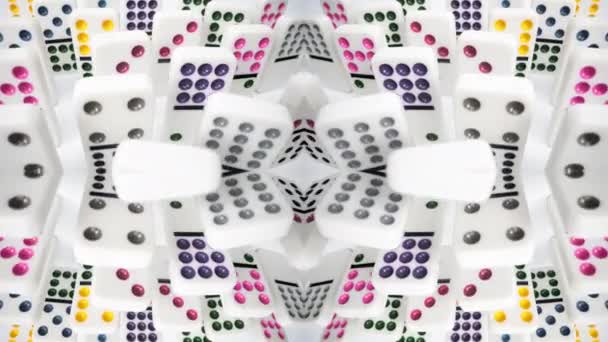 Dominosteine zu abstrakten Mustern gemacht — Stockvideo