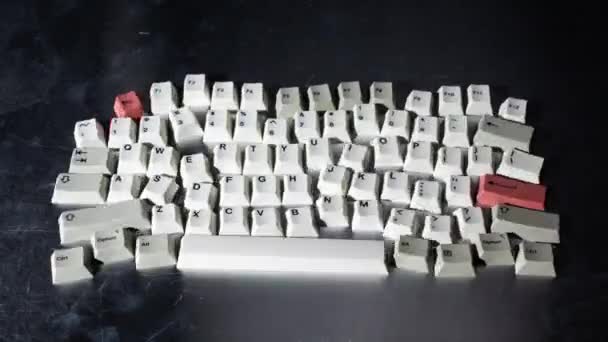 Perder teclas de teclado de ordenador moviéndose alrededor — Vídeo de stock