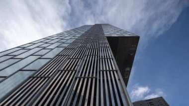 Camdan gökdelenden geçen bulutlar