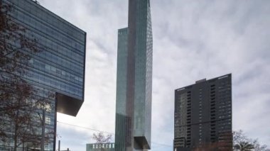 Döngülü bulutlu Barselona gökdelenleri