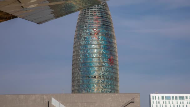 Torre agbar turm in barcelona — Stockvideo