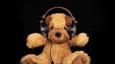 Dancing teddy with headphones