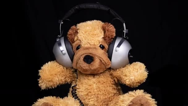 Dancing teddy with headphones — Wideo stockowe