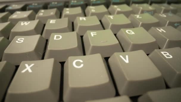Macro panning over computer toetsenbord — Stockvideo