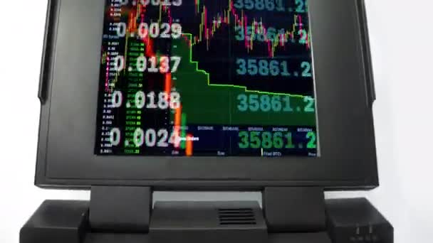 Vintage laptop spinning with stock trading on screen — 图库视频影像