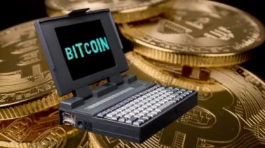 Ekranda bitcoin sözcüğüyle dönen klasik dizüstü bilgisayar