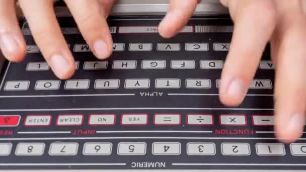 Typinng на старовинній клавіатурі комп'ютера — стокове відео