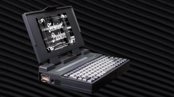 Винтажный ноутбук с технической проблемой — стоковое видео
